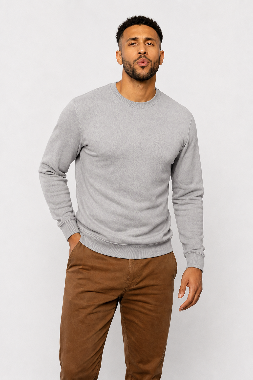 Gray crewneck sweatshirt with long sleeves, ribbed cuffs and hem