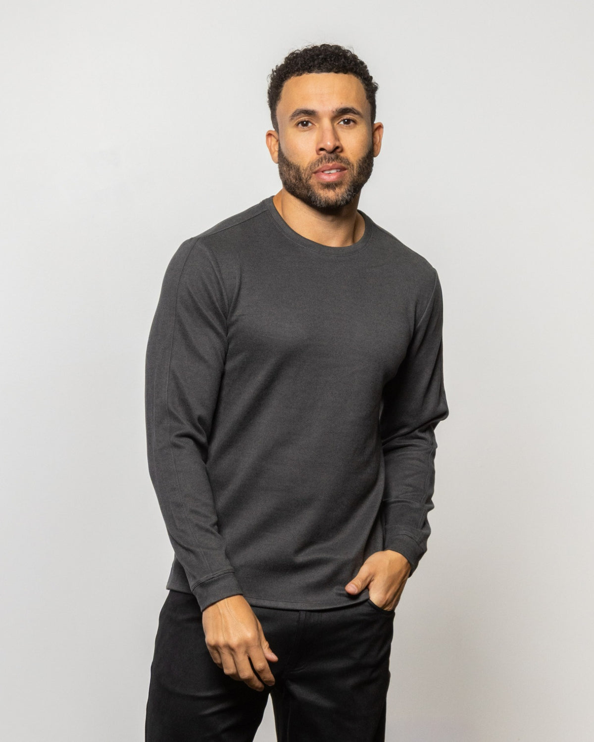Men's crewneck sweatshirt in jet black, long sleeves, relaxed fit