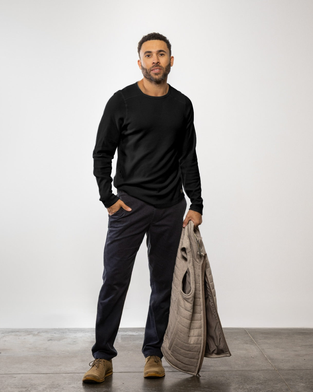 Men's black crewneck sweatshirt, long sleeves and relaxed fit with ribbed cuffs