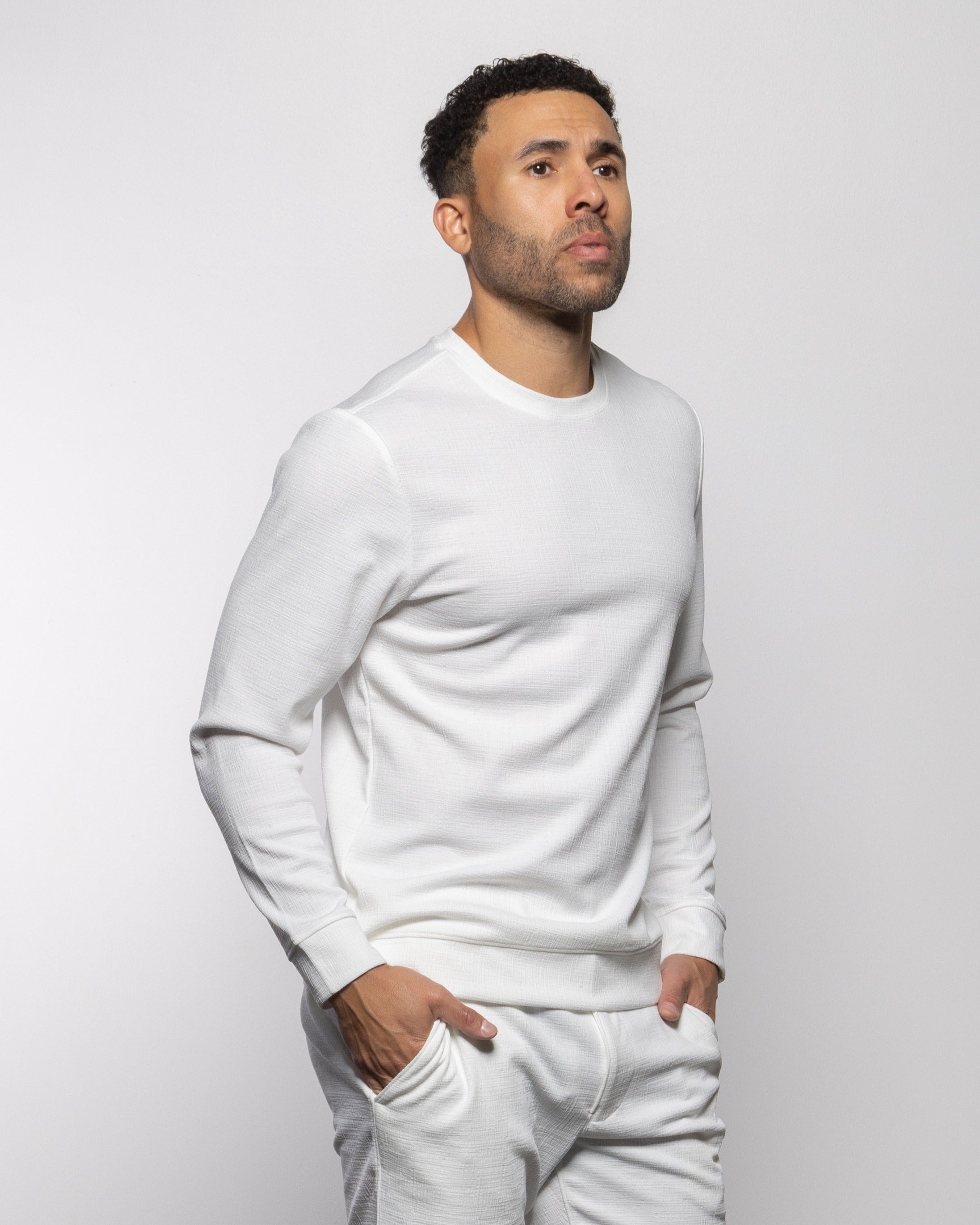 Men's white crewneck sweatshirt with ribbed cuffs and hem, long sleeves