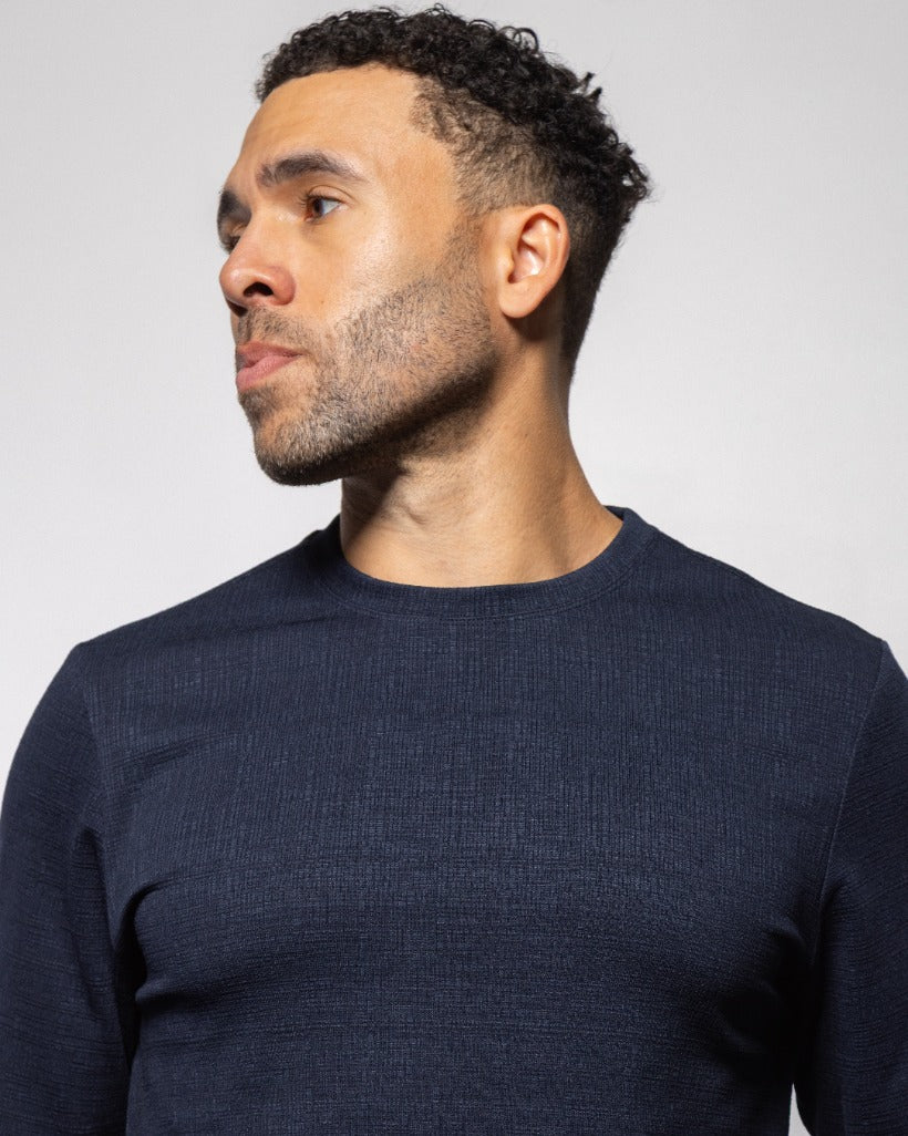 Men's crewneck sweater in dark indigo, long sleeves, crew neckline, close-up