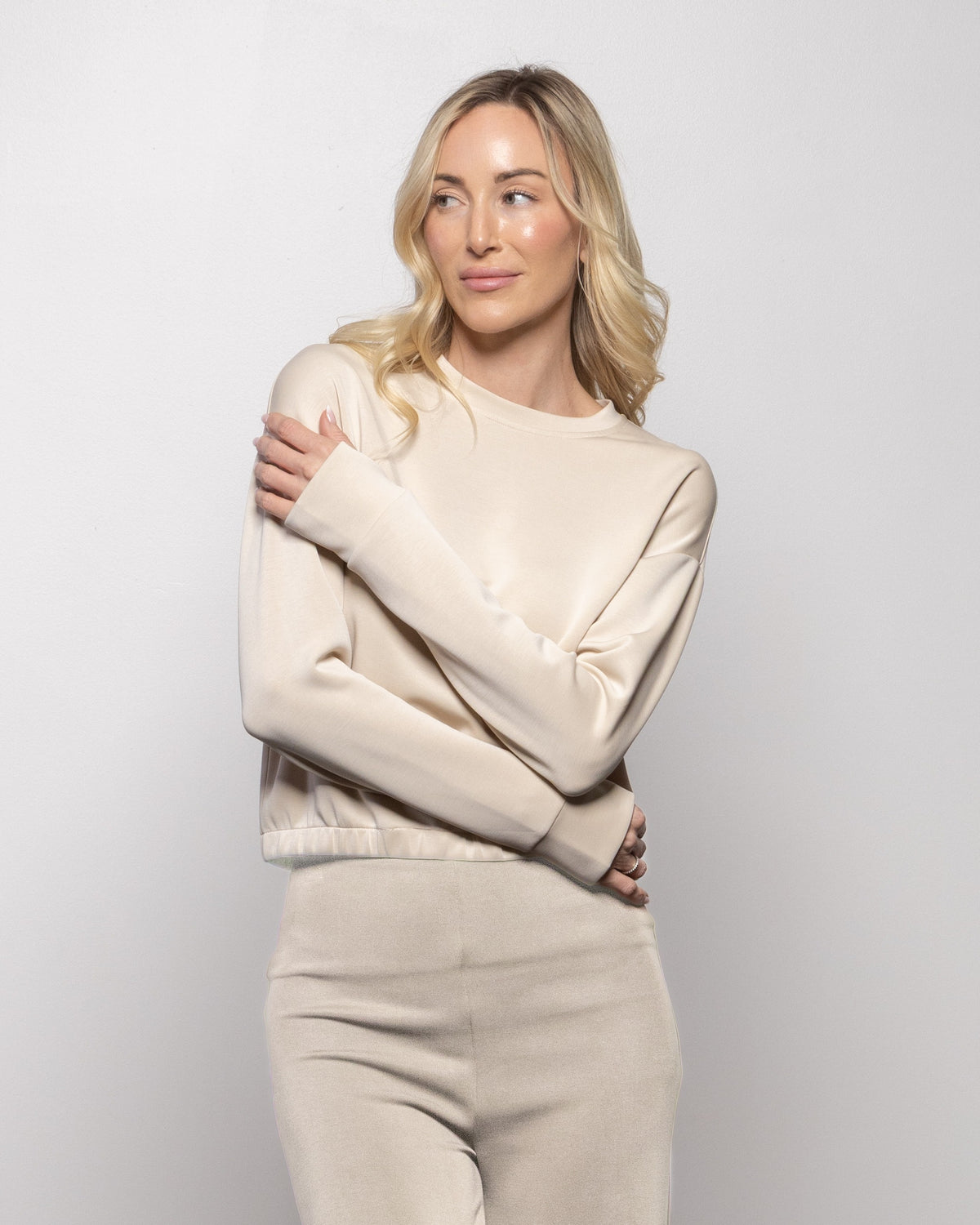 Light beige crewneck sweatshirt with long sleeves, cuffed shoulders
