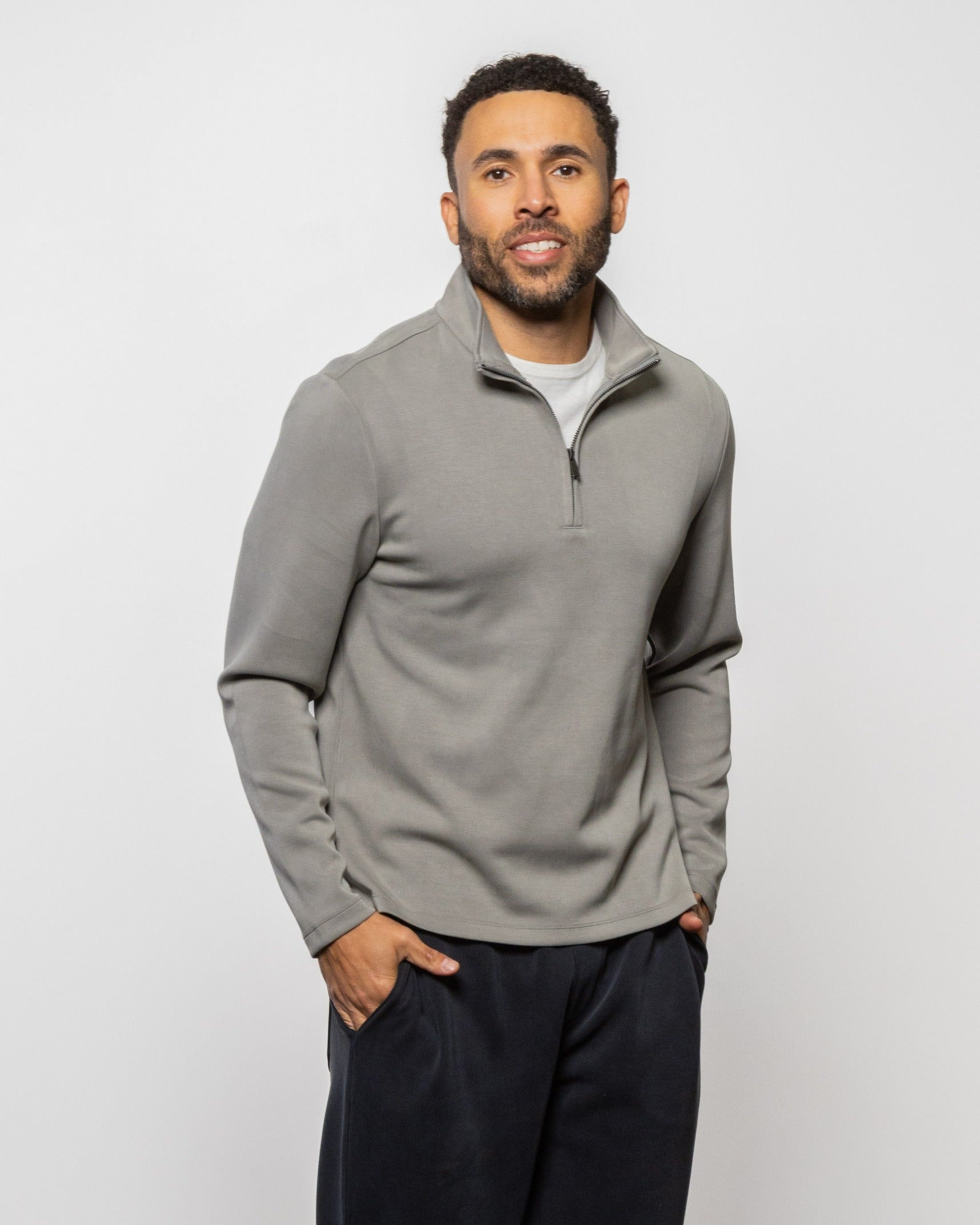 Quarter-zip sweatshirt in light gray with long sleeves and half zipper