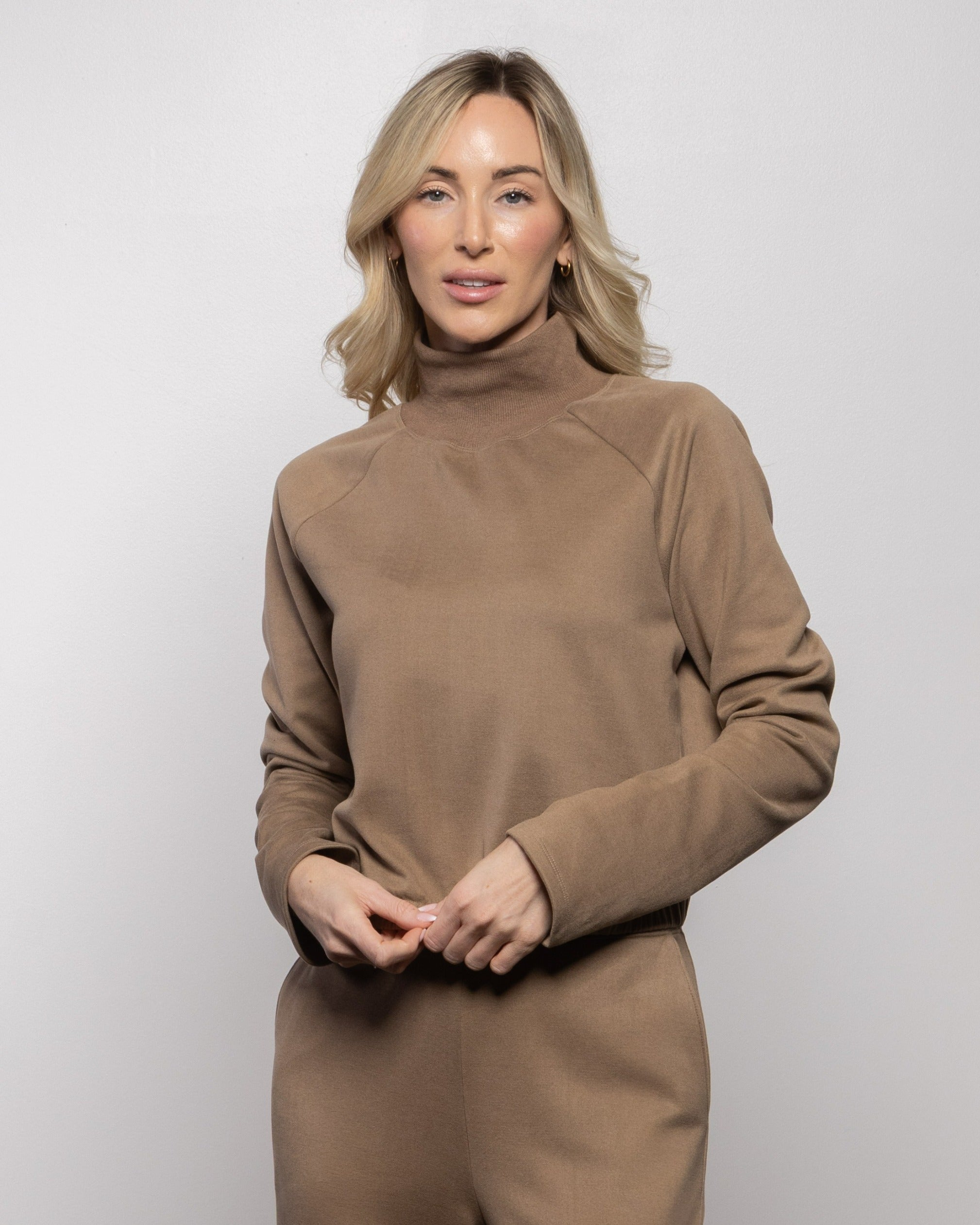 Wood-brown mock-neck sweatshirt and matching pants set, long sleeves