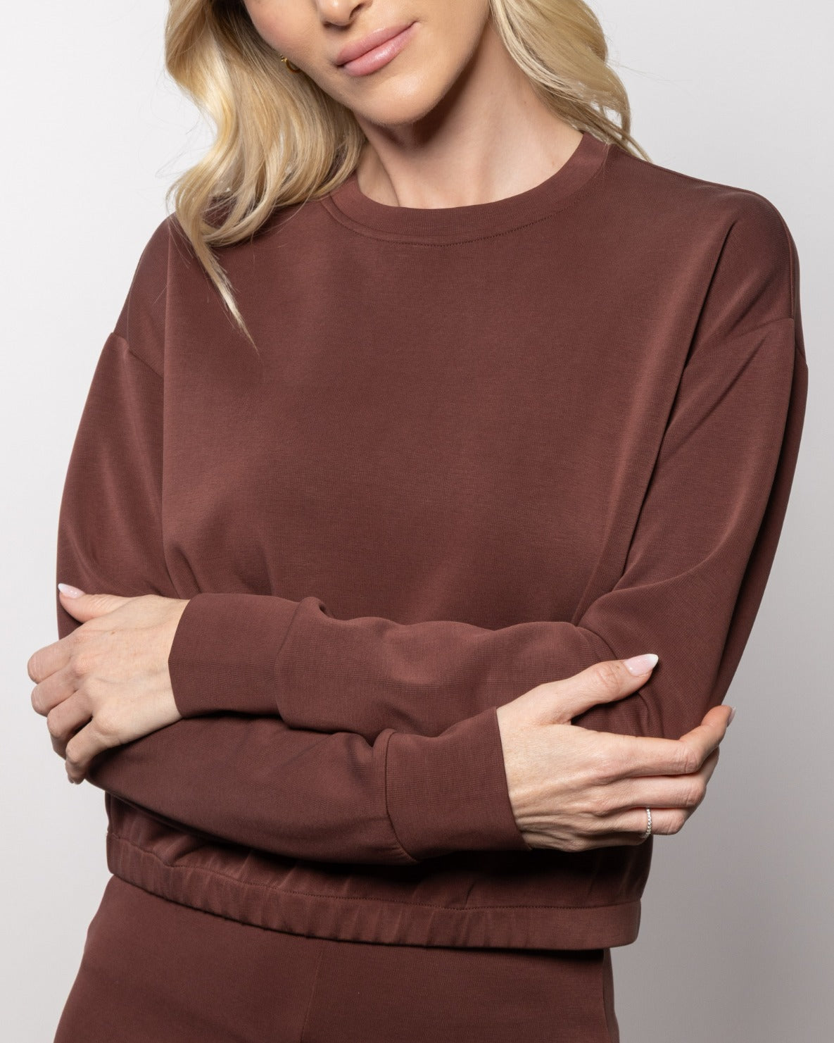 Crewneck sweatshirt in brick brown, long sleeves, relaxed fit, ribbed cuffs and hem