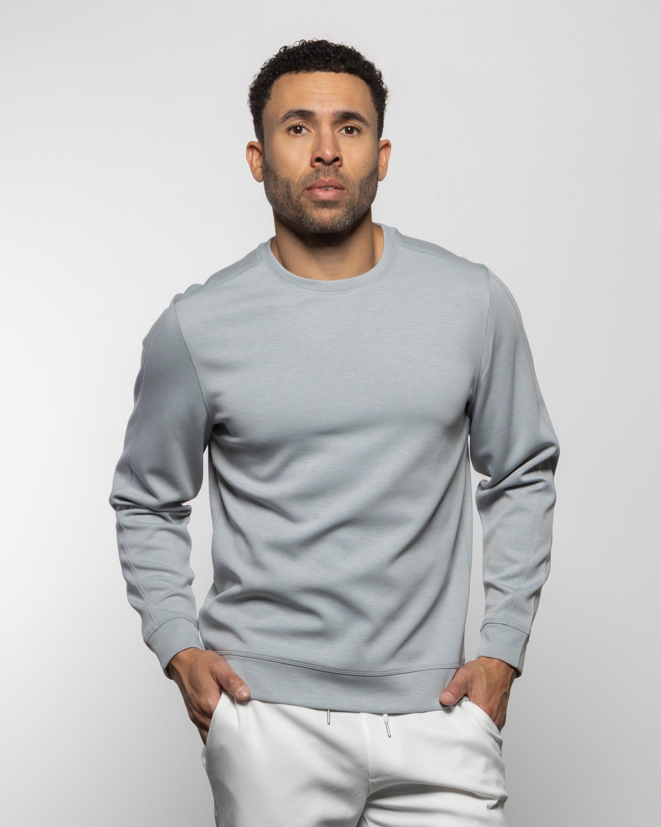 Men's crewneck sweatshirt in light blue-gray, long sleeves and ribbed hem