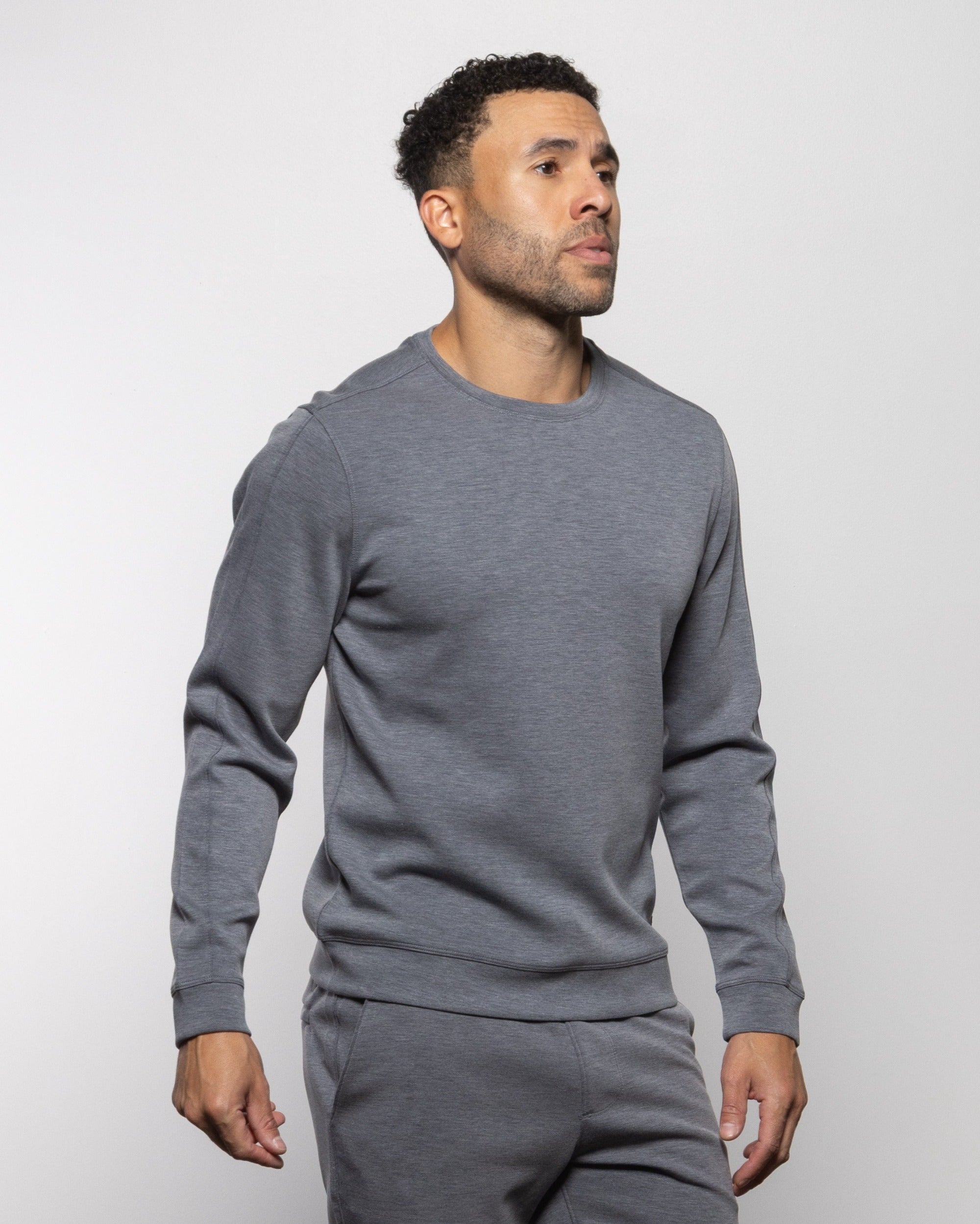 Men's heathered crewneck sweatshirt with ribbed cuffs and hem, dark indigo tone