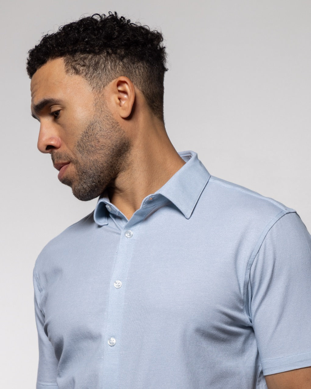 Light blue linen polo shirt, short sleeves, button-front placket