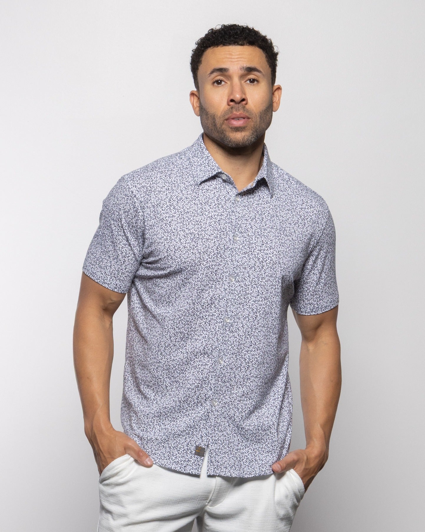 Heathered short-sleeve polo with collar, button placket and curved hem