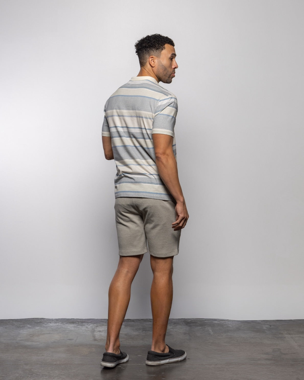 Daily Stripe Johnny polo shirt, side view with short sleeves and blue-gray horizontal stripes