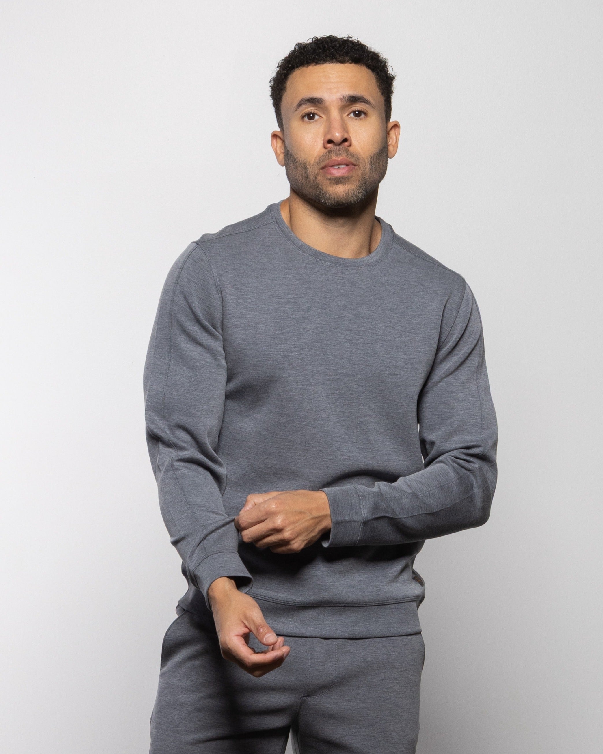 Men's heathered crewneck sweatshirt with ribbed cuffs and hem, dark indigo tone
