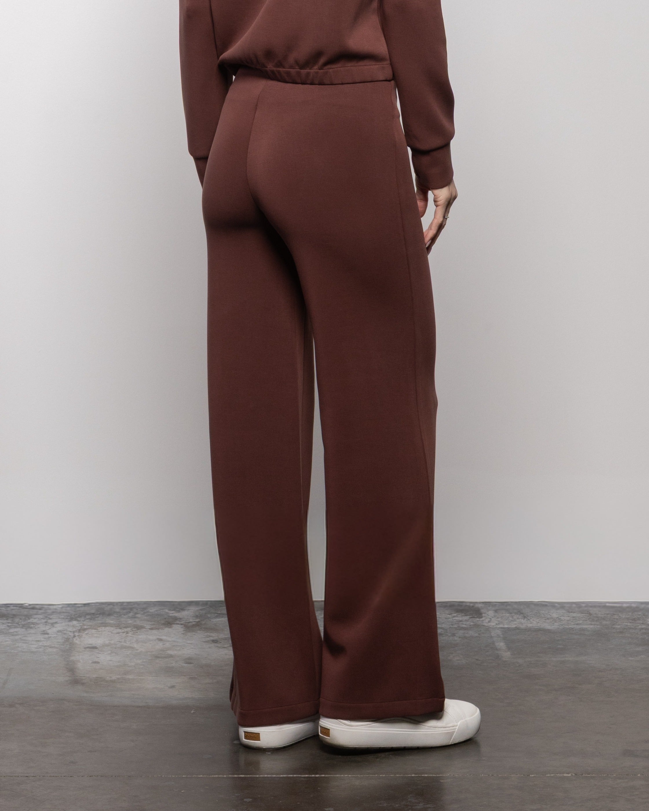Matteo wide-leg pants in brick brown, side pockets and smooth straight legs.