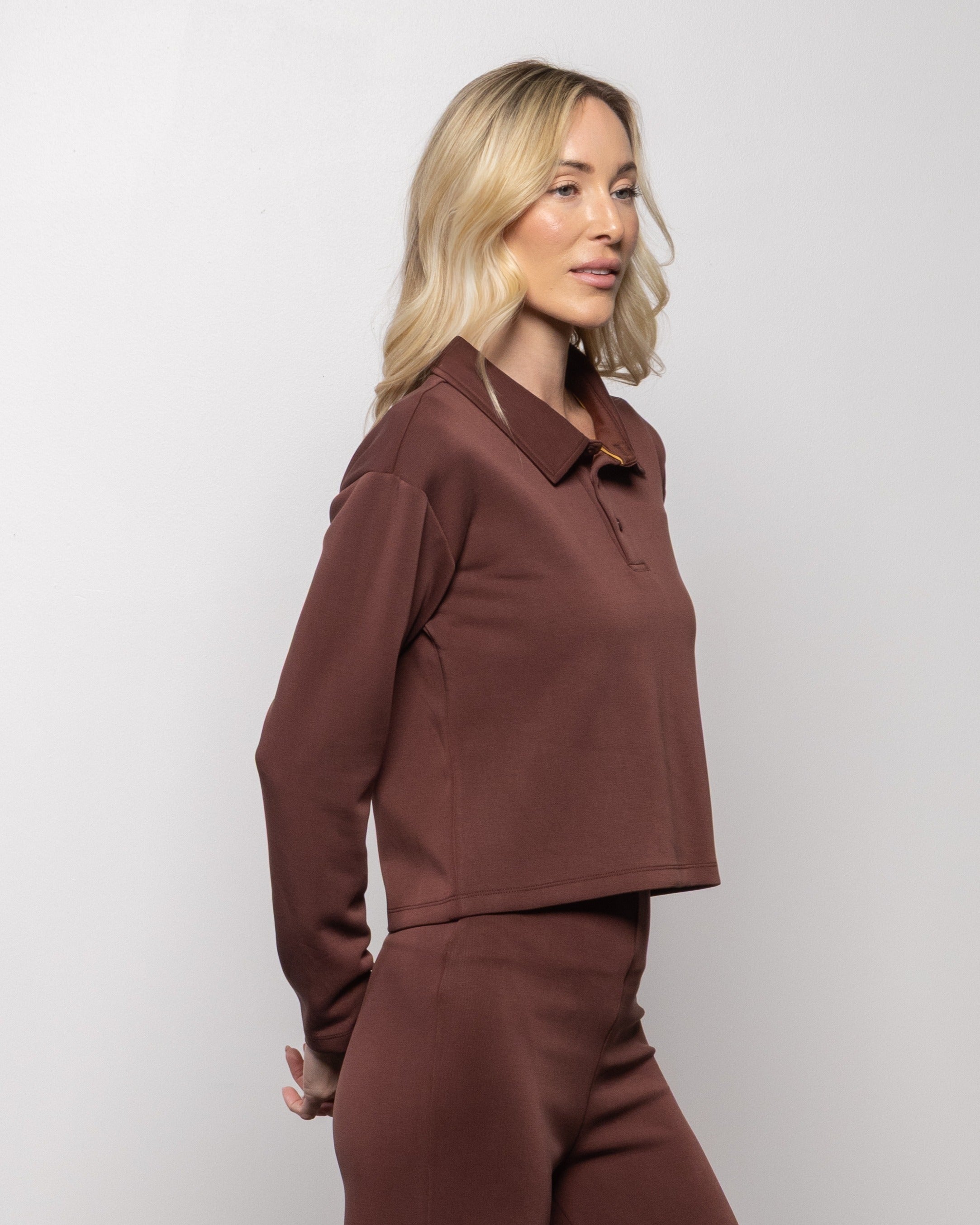 Brick-brown long-sleeve polo shirt with collar and button placket