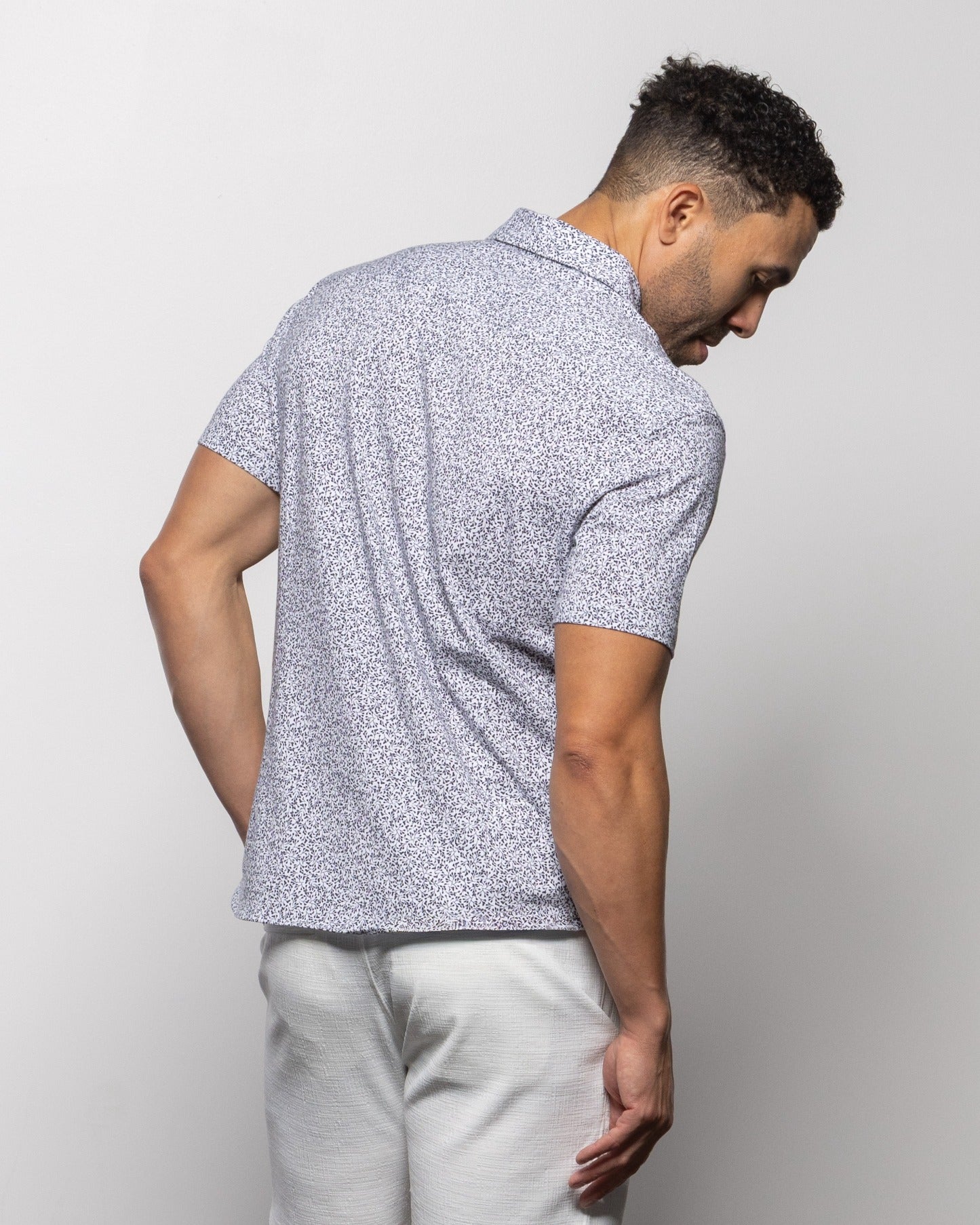 Short-sleeve button-up shirt with speckled light fabric and spread collar